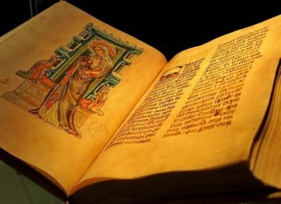 stara-recznie-pisana-ksiega